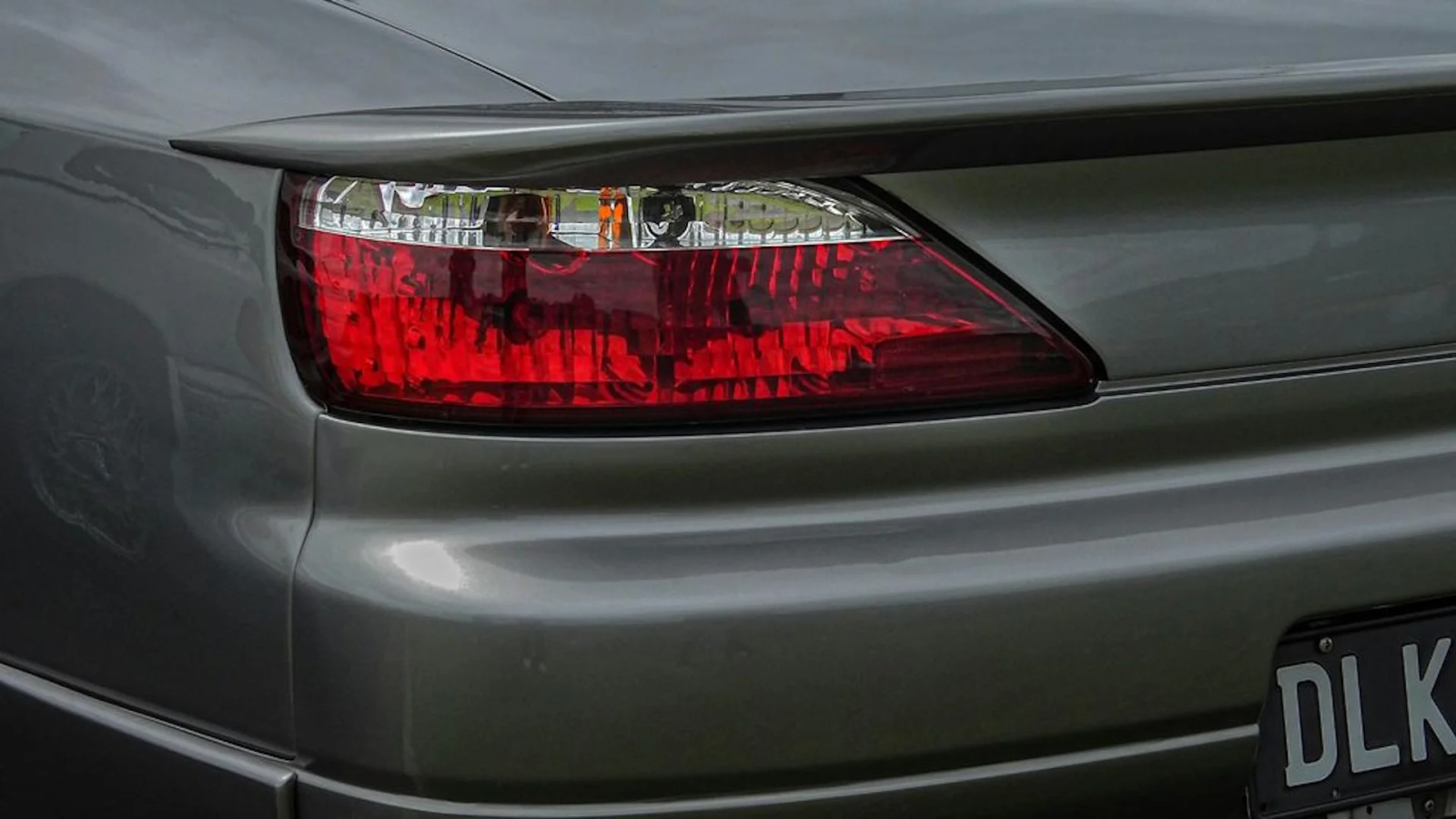 Descubra por que a luz de ré de alguns carros acende só de um lado