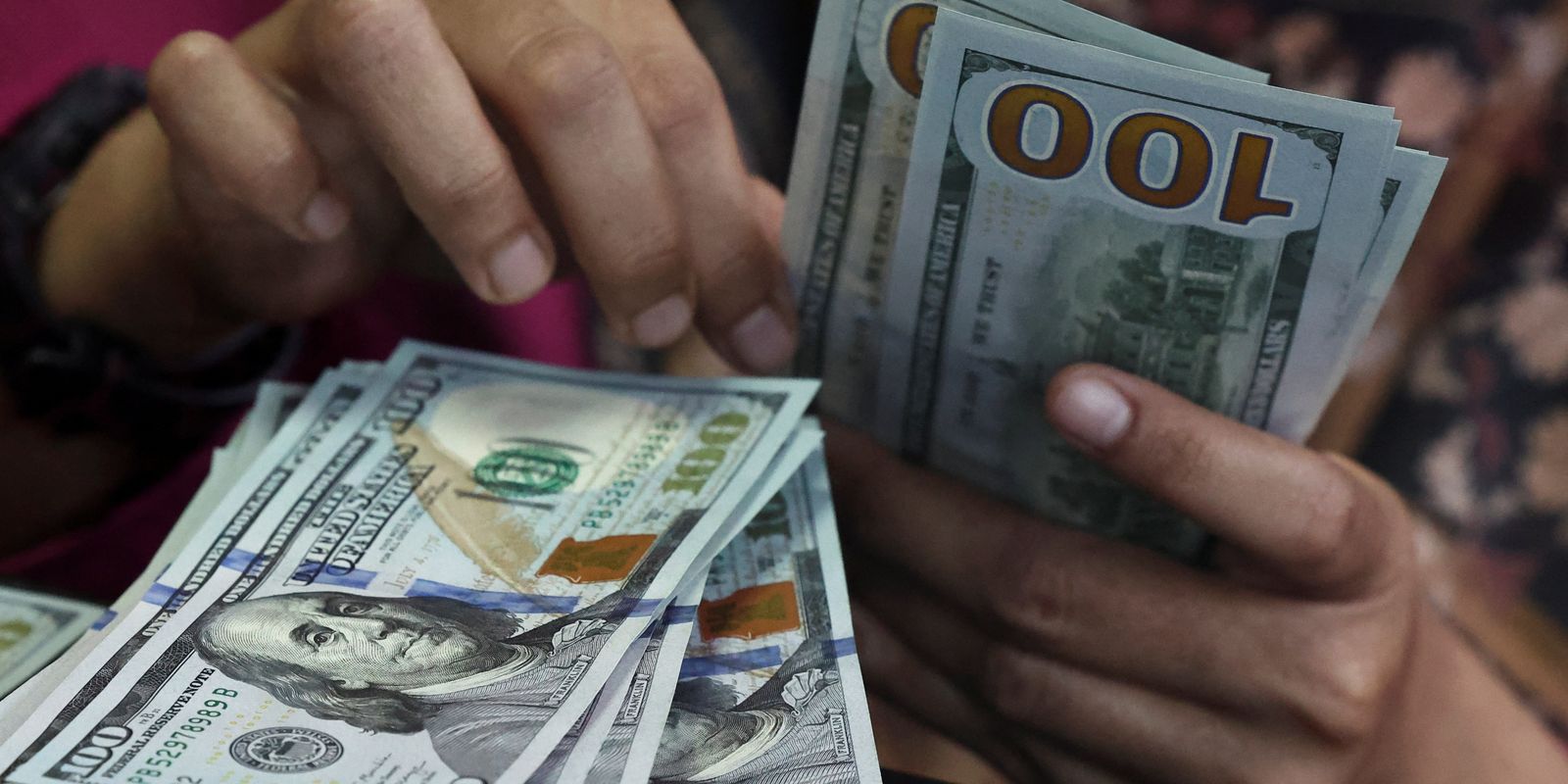 Dólar fecha abaixo de R$ 5; bolsa sobe e petróleo alcança máxima desde abril