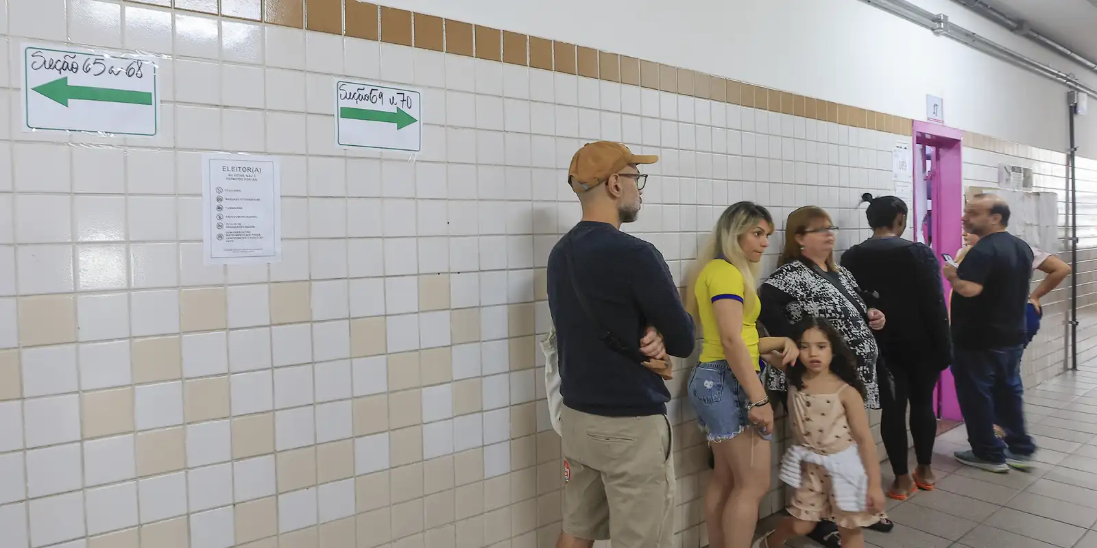 Eleitores chegam e encontram seções fechadas mesmo após prorrogação