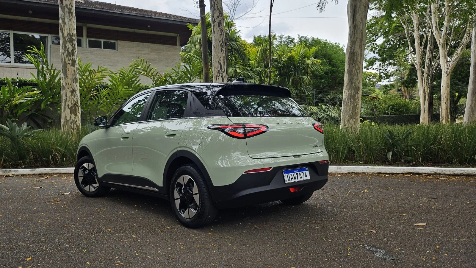 Entenda por que carros chineses chegam ao Brasil sem limpador traseiro