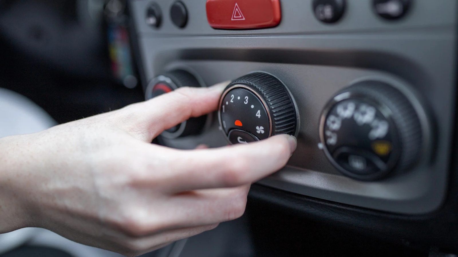 Evite vidros embaçados: use o ar-condicionado do carro no frio