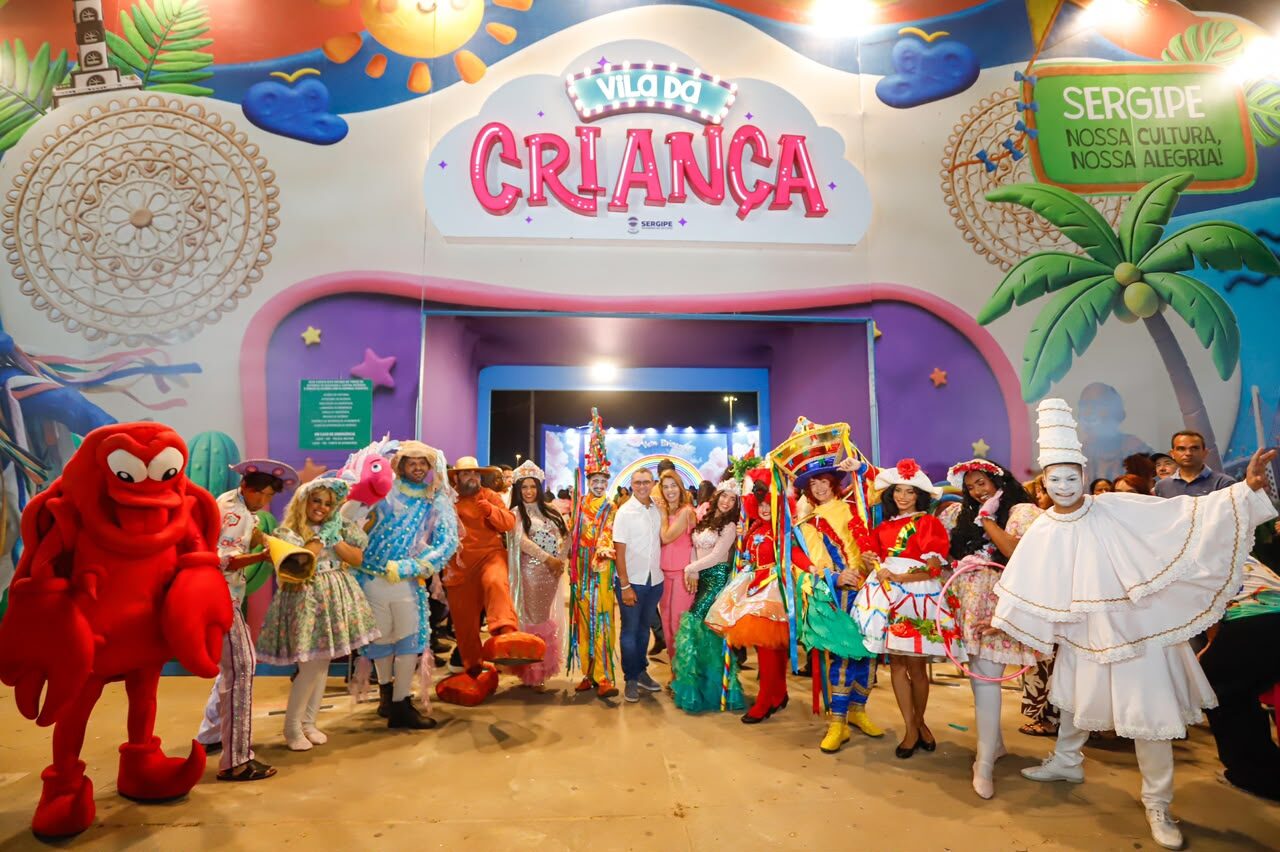 Entrada da Vila da Criança 2026 com personagens folclóricos na Orla da Atalaia