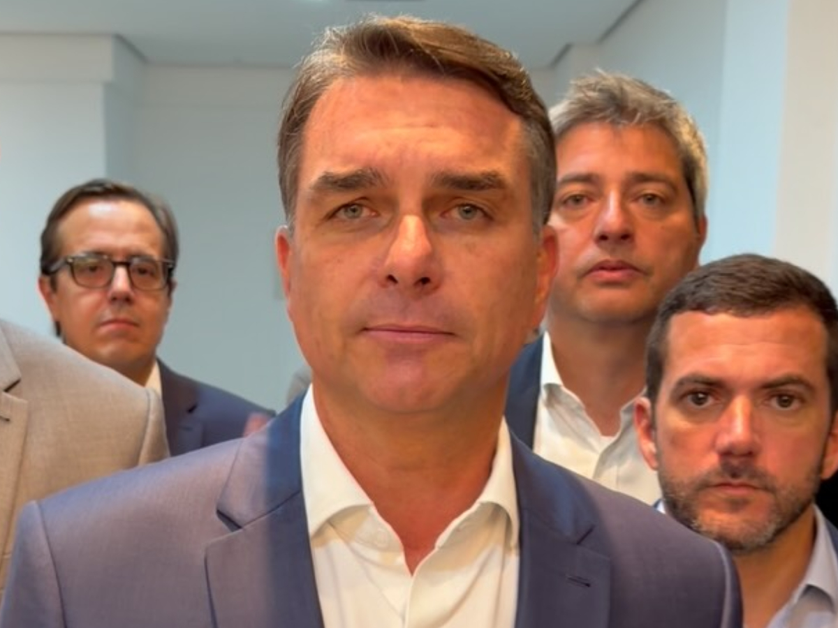 Flávio Bolsonaro acusa interferência e convoca eleitores após cancelamento