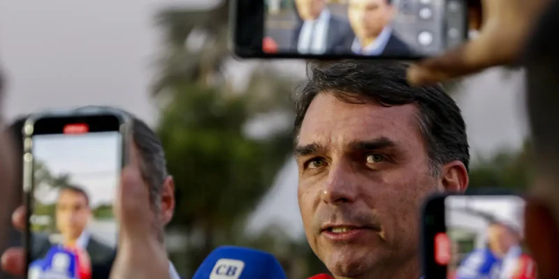 Flávio Bolsonaro anuncia pedido de anulação das eleições