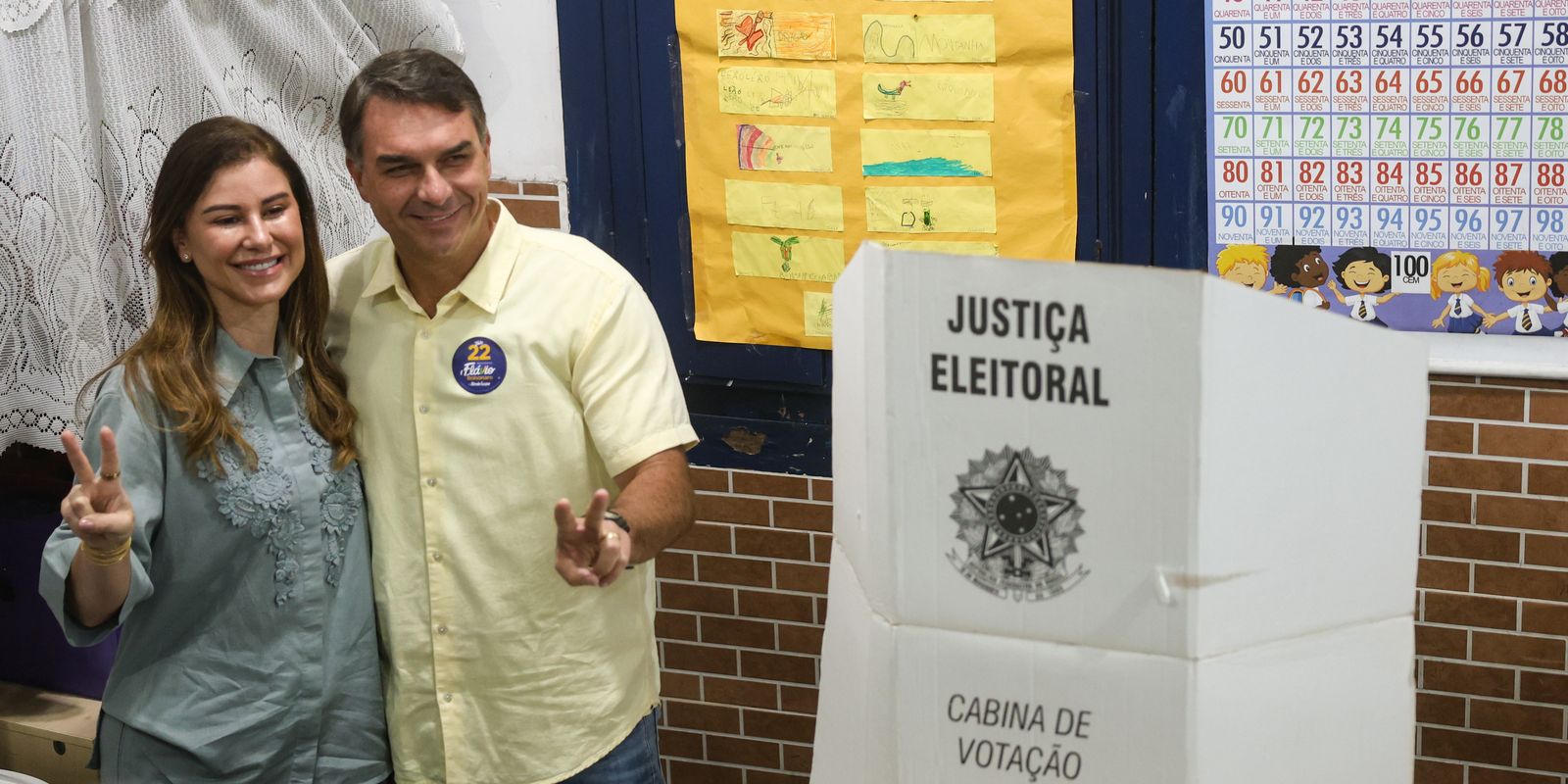 Flávio Bolsonaro promete combater violência e reduzir dívidas das famílias