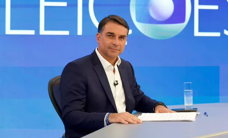 Flávio Bolsonaro se autoproclama ‘presidente eleito’ e agradece Milei e Trump
