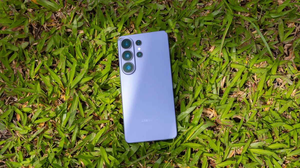 Galaxy S27 Ultra terá ilha de câmeras maior para reduzir ‘sambada’ na mesa