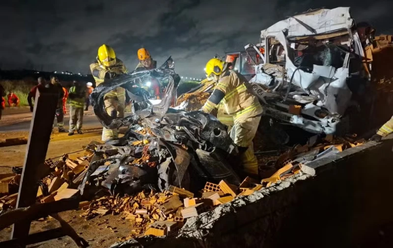 Caminhoneiro de Campo do Brito e mais uma pessoa morrem em grave acidente na BR-101