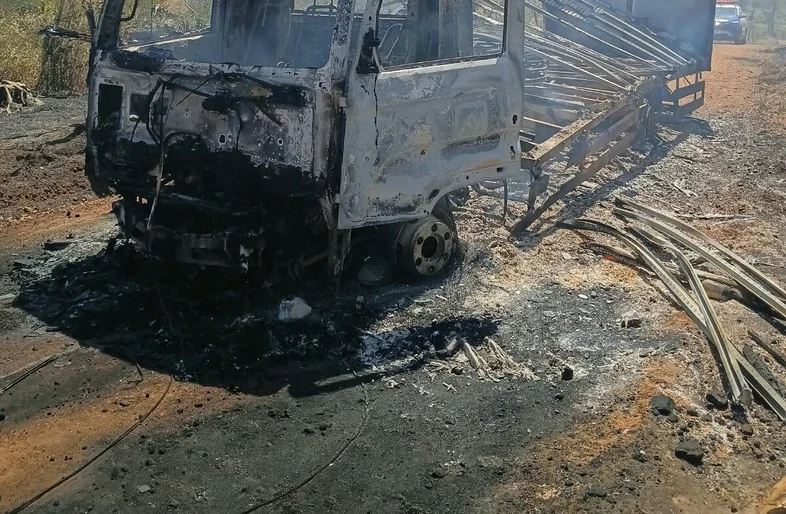 Incêndio destrói caminhão que transportava móveis em estrada de Cumbe
