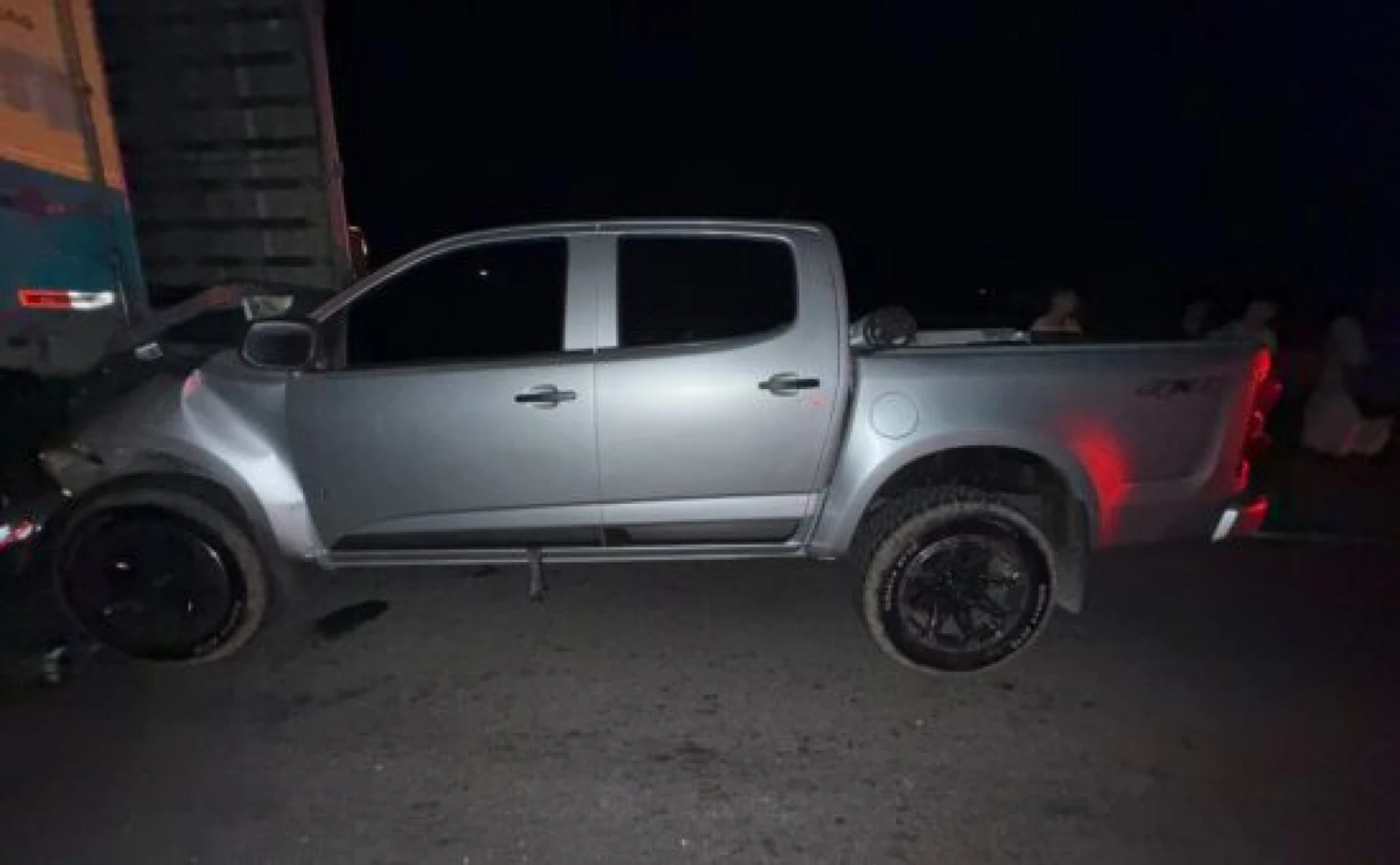 Caminhonete bate na traseira de caminhão parado na SE-230, em Poço Redondo