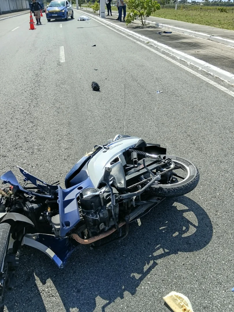 Motociclista morre após perder controle de veículo e colidir contra poste em Aracaju
