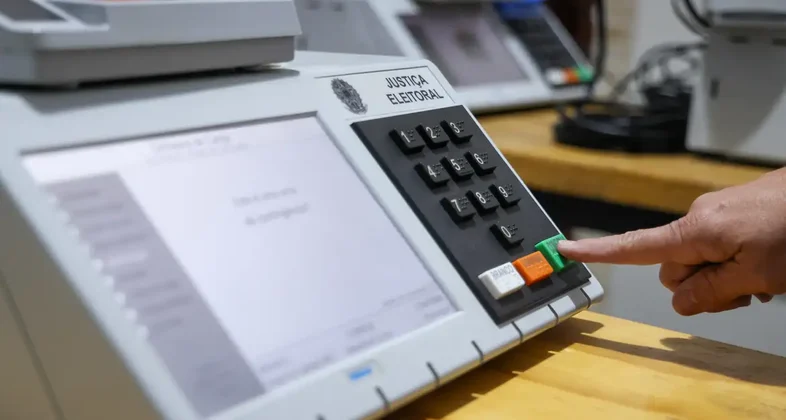 Eleitor que faltou ao primeiro turno deve justificar ausência ou pagar multa