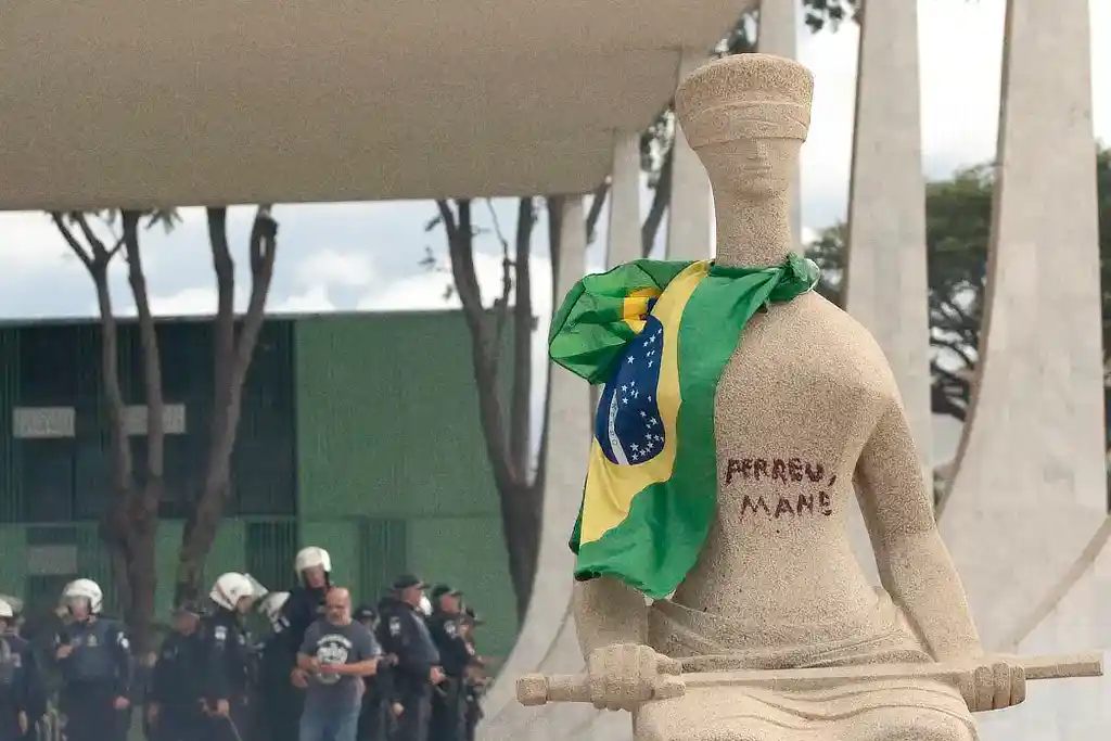 Alexandre de Moraes concede regime semiaberto a ‘Débora do Batom’, condenada pelos atos de 8 de janeiro