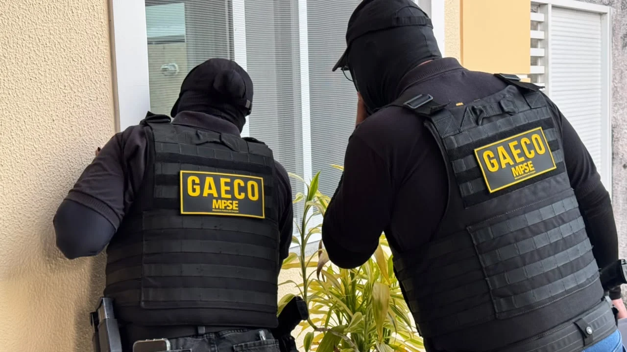 Operação do MPSE prende dois policiais e empresário por suspeita de envolvimento com crime organizado