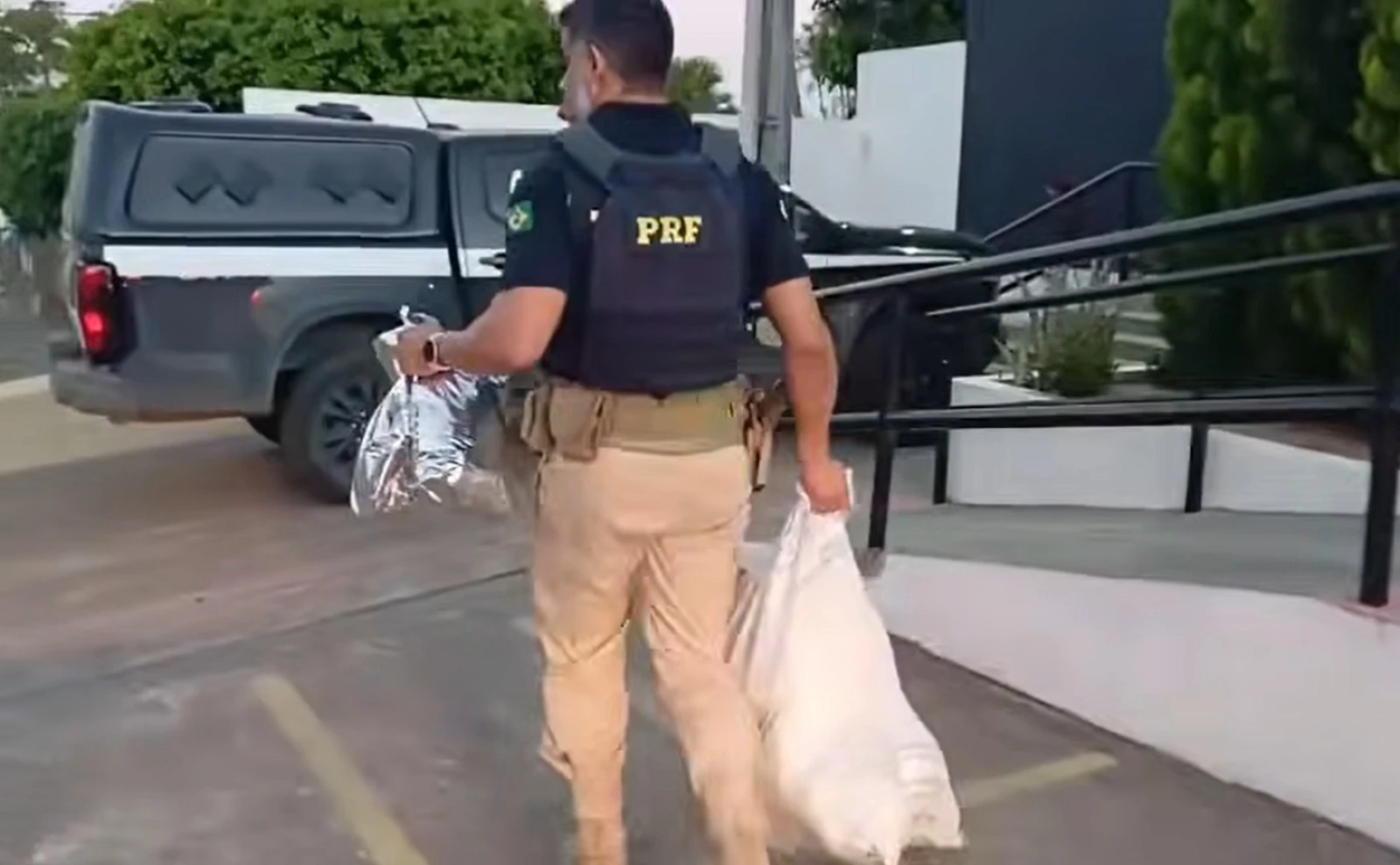 Tráfico na BR-235: PRF apreende mais de 25 kg de maconha em Frei Paulo e prende dupla em flagrante
