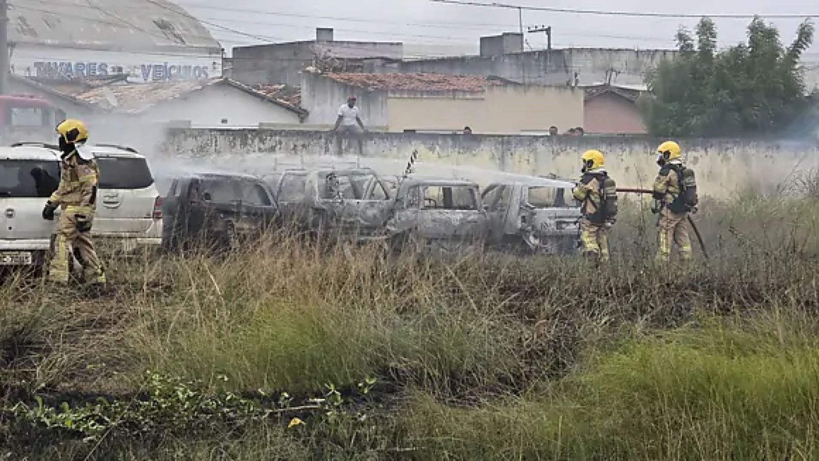 Incêndio consome cinco veículos em pátio do Departamento de Patrimônio em Campo do Brito