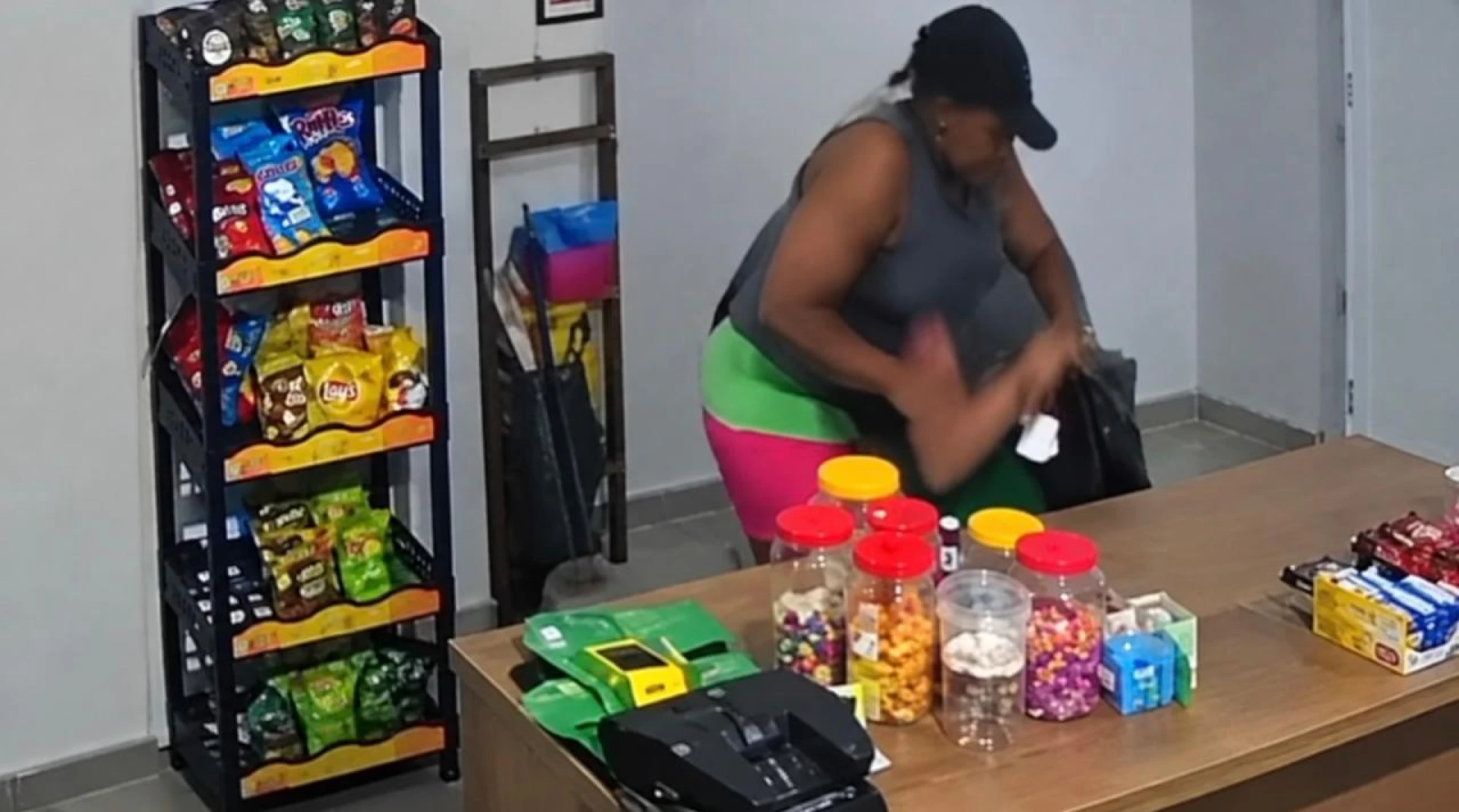 Homem armado com faca invade mercadinho e agride proprietária em Aracaju