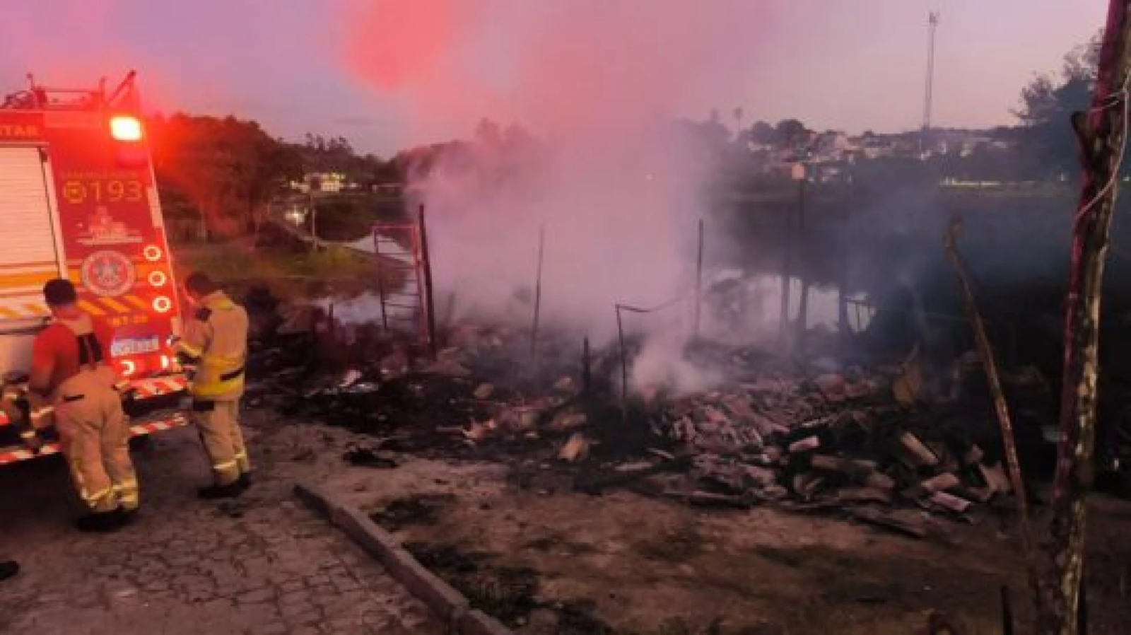 Incêndio destrói barraco na região central de Laranjeiras durante a madrugada
