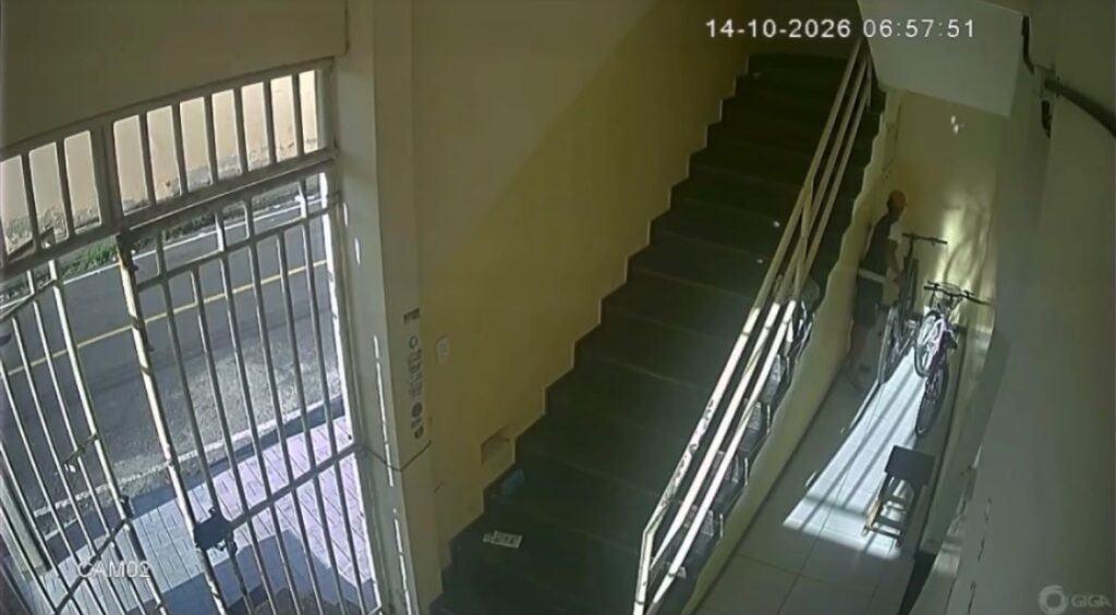 Câmera de segurança registra furto de bicicleta dentro de prédio em Itabaiana