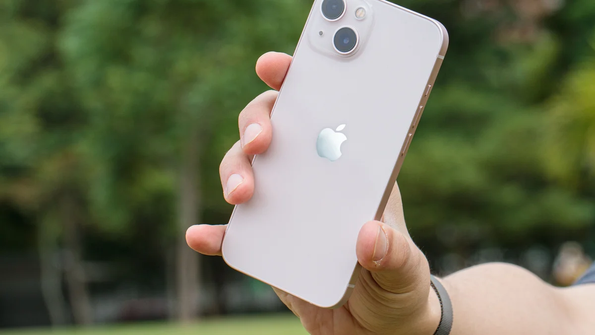 iPhone 13 lidera consertos no Brasil entre jan-ago de 2026