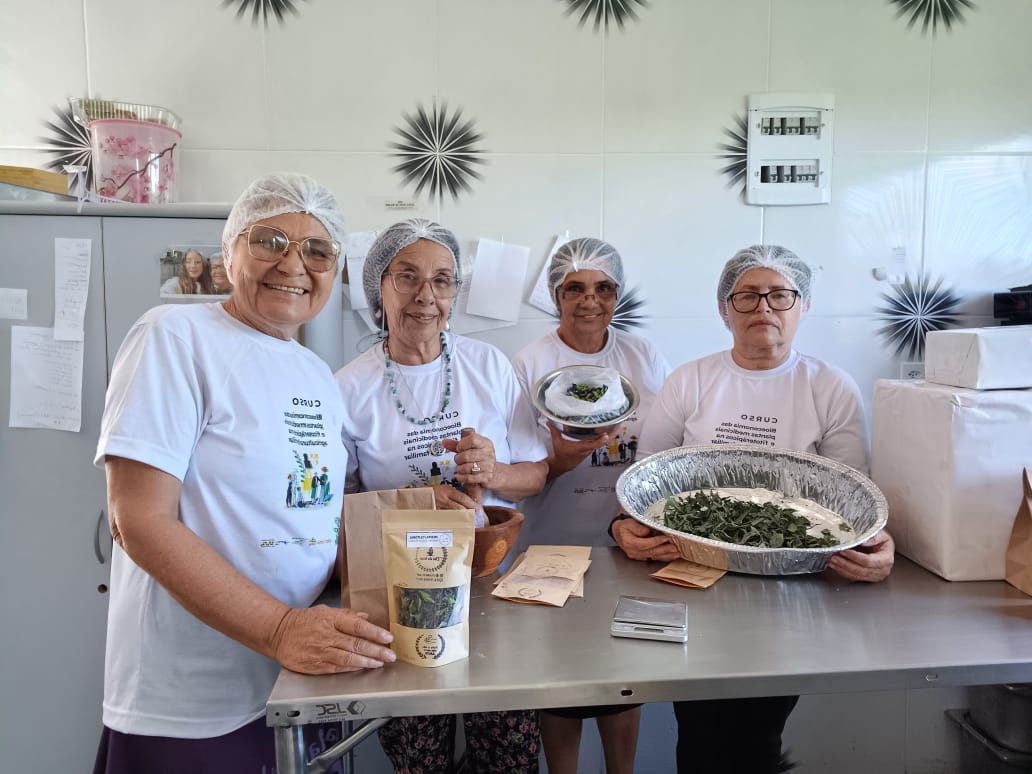 Josefa transforma plantas do Cerrado em renda com Chá da Terra