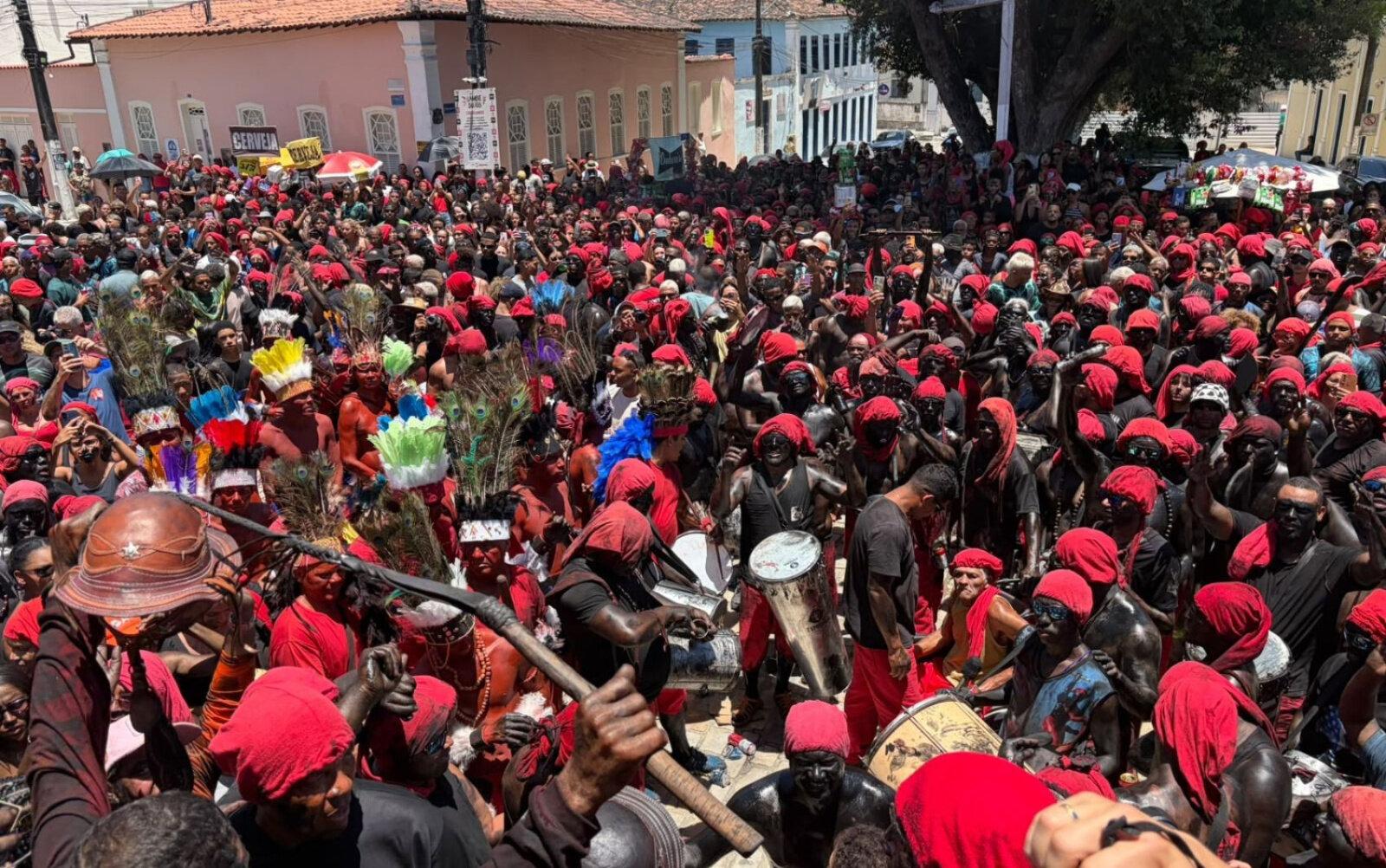 Lambe-Sujos e Caboclinhos coloram ruas de Laranjeiras em festa ancestral