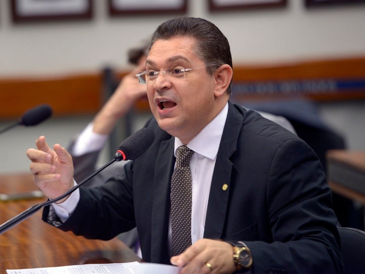 Líder do PL critica ação da PF na busca por Flávio Bolsonaro