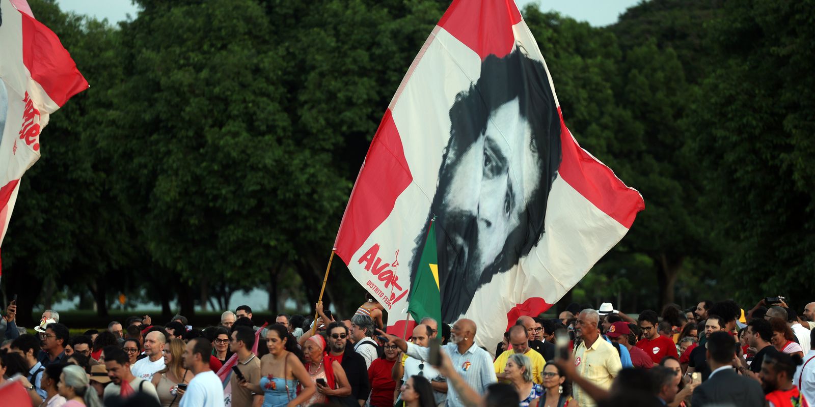 Lula reúne centenas de eleitores e anima idosos no Alvorada
