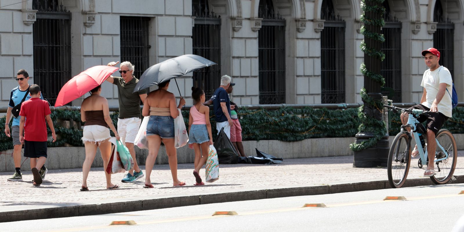 Massa de ar quente eleva calor e seca o tempo em quase todo o país