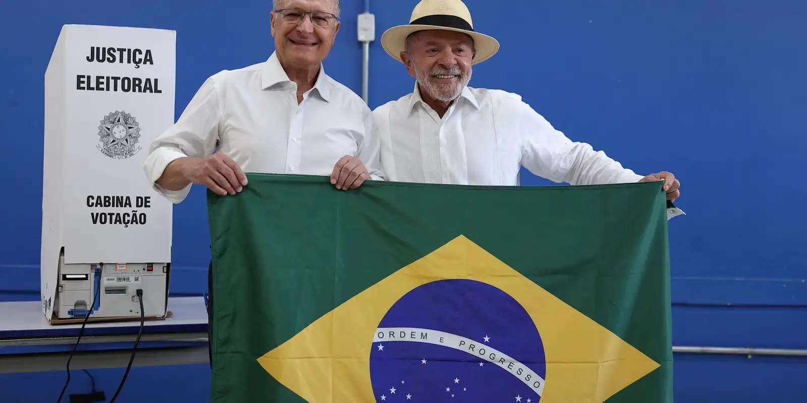 Mendonça determina remoção em 24h de posts que acusam Lula de jogar bandeira