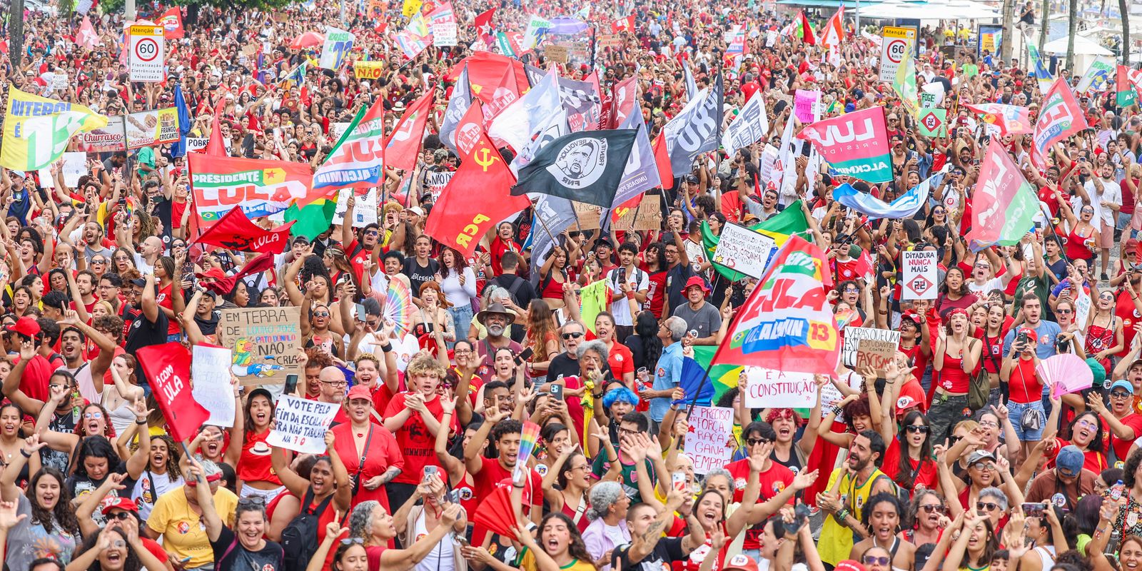 Milhares lotam Copacabana por democracia e reeleição de Lula