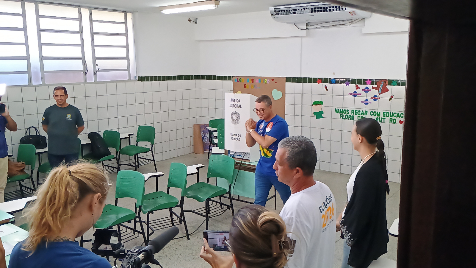 Mitidieri vota no Colégio Dinâmico de Aracaju acompanhado por lideranças