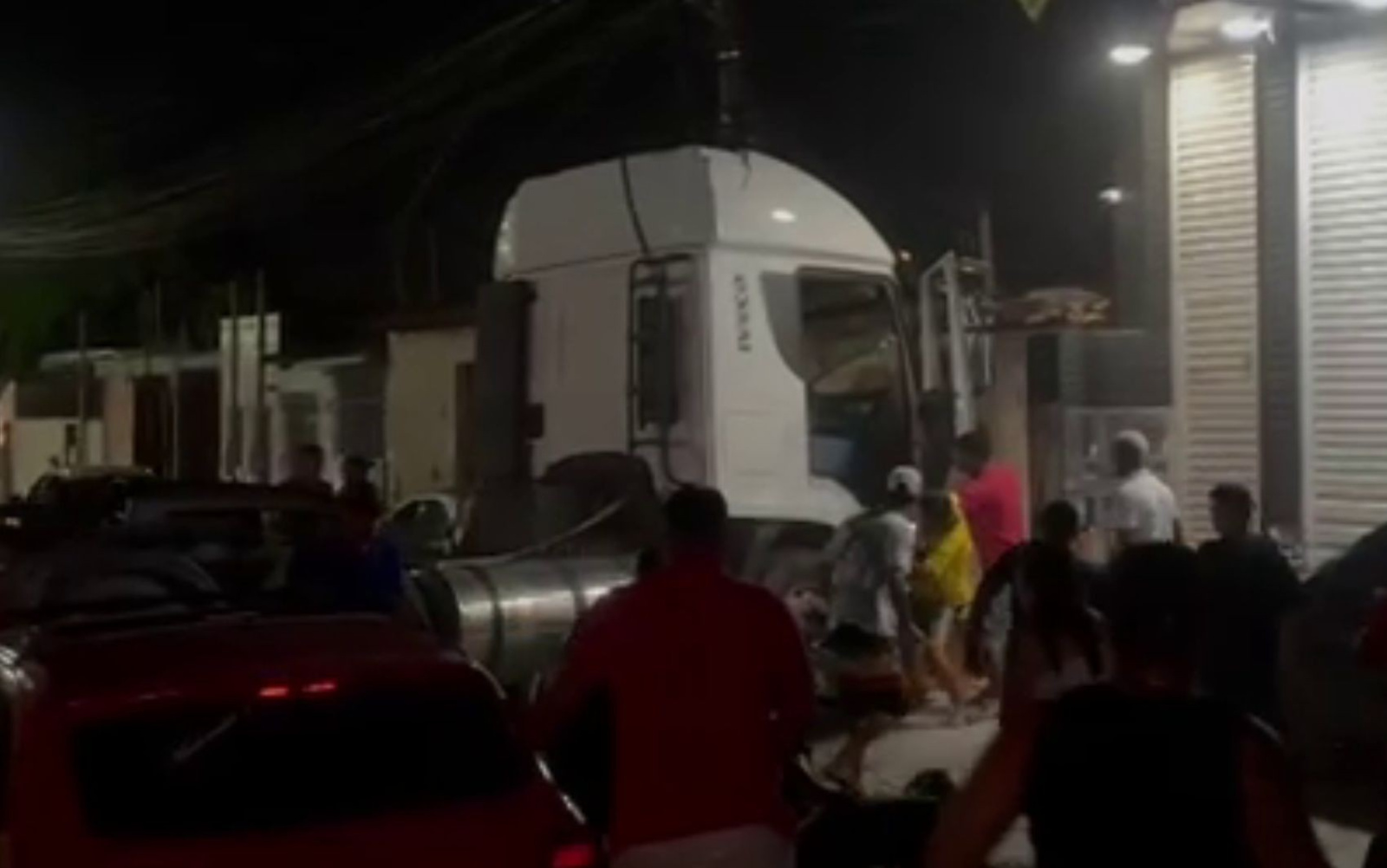 Motorista de caminhão é baleado na Avenida Humberto dos Santos, em Socorro