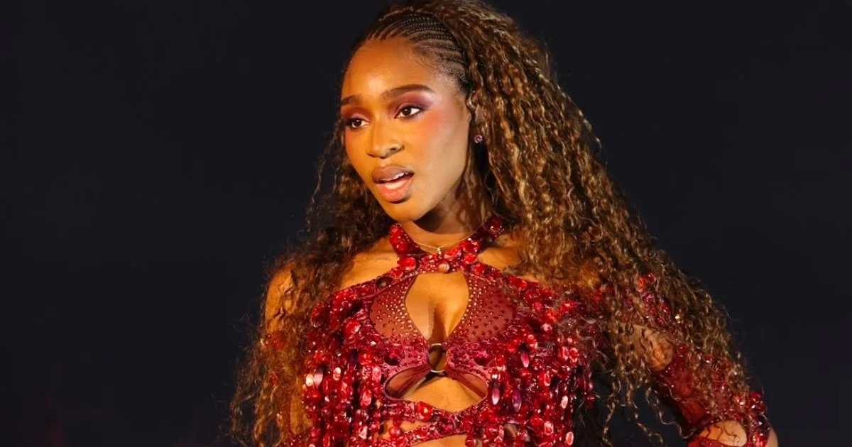 Normani emociona público em estreia solo no Pacaembu