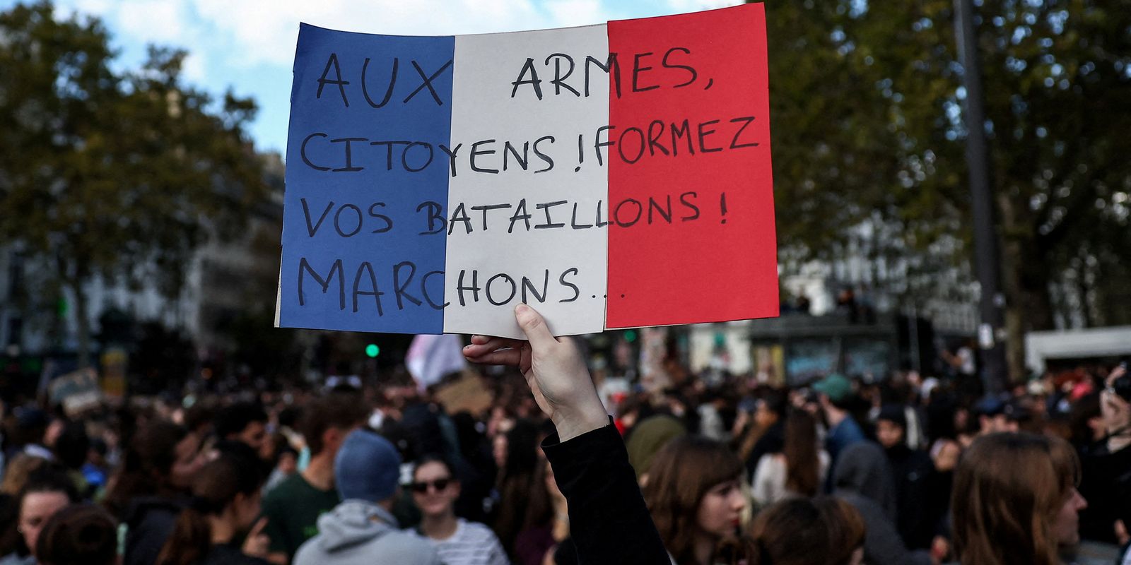 Paris impõe toque de recolher após onda de protestos violentos