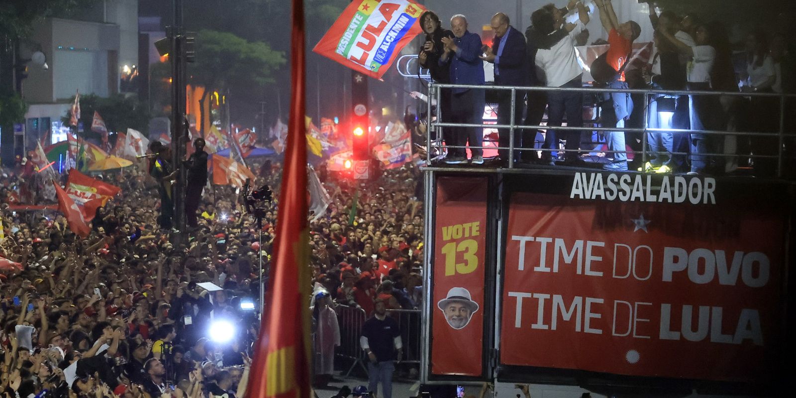 Queda na abstenção e avanço em todos os estados impulsionam vitória de Lula