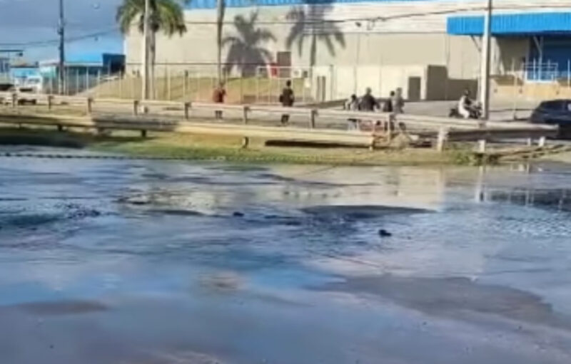 Rompimento de adutora corta água em oito bairros da Zona Sul de Aracaju
