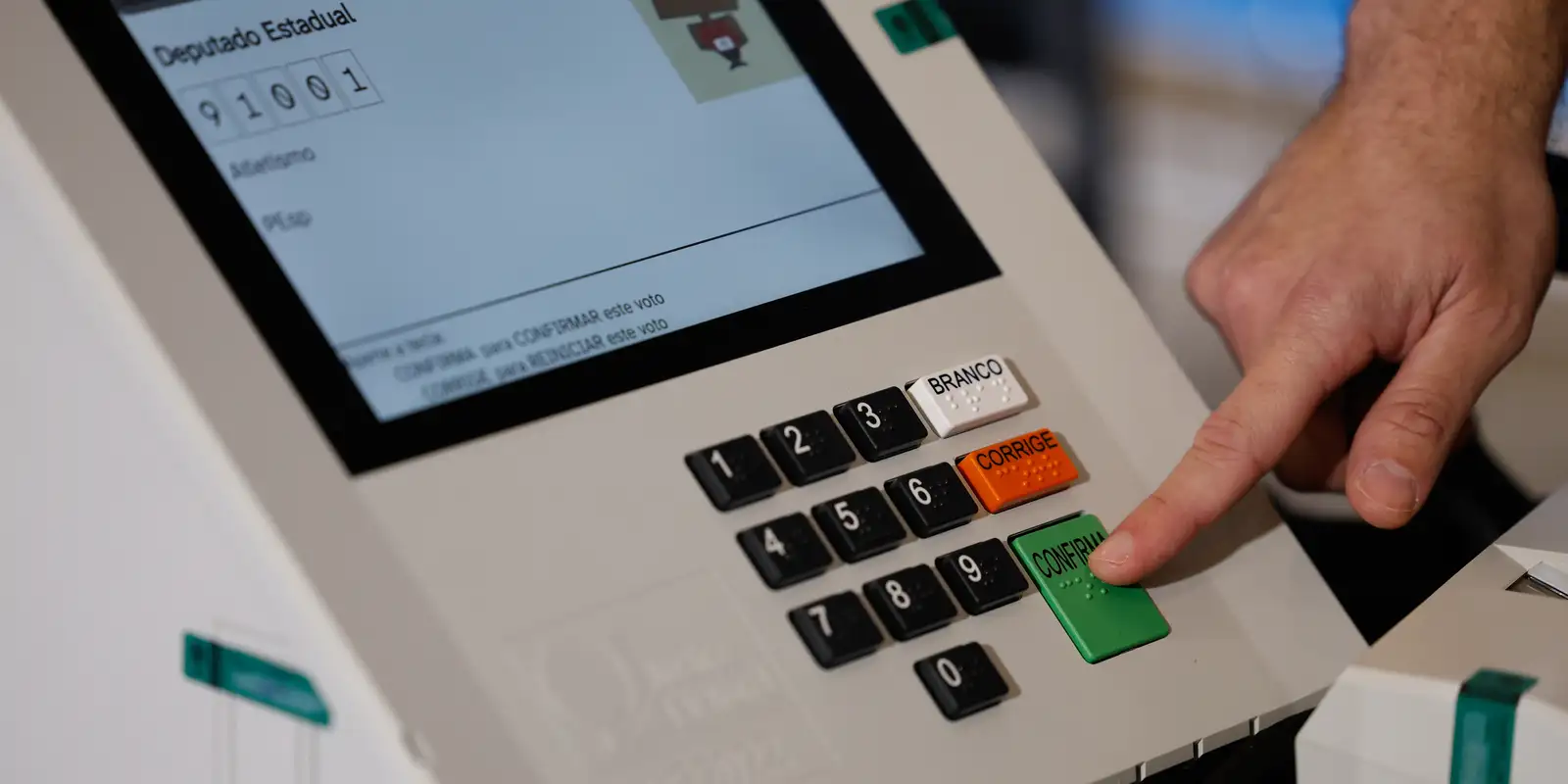 Saiba como votar: sequência de cargos na urna eletrônica em 2026