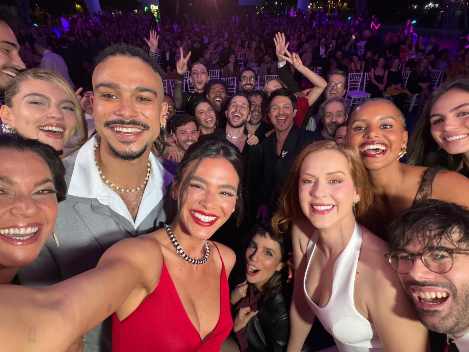 Shawn Mendes acompanha Bruna Marquezine em première