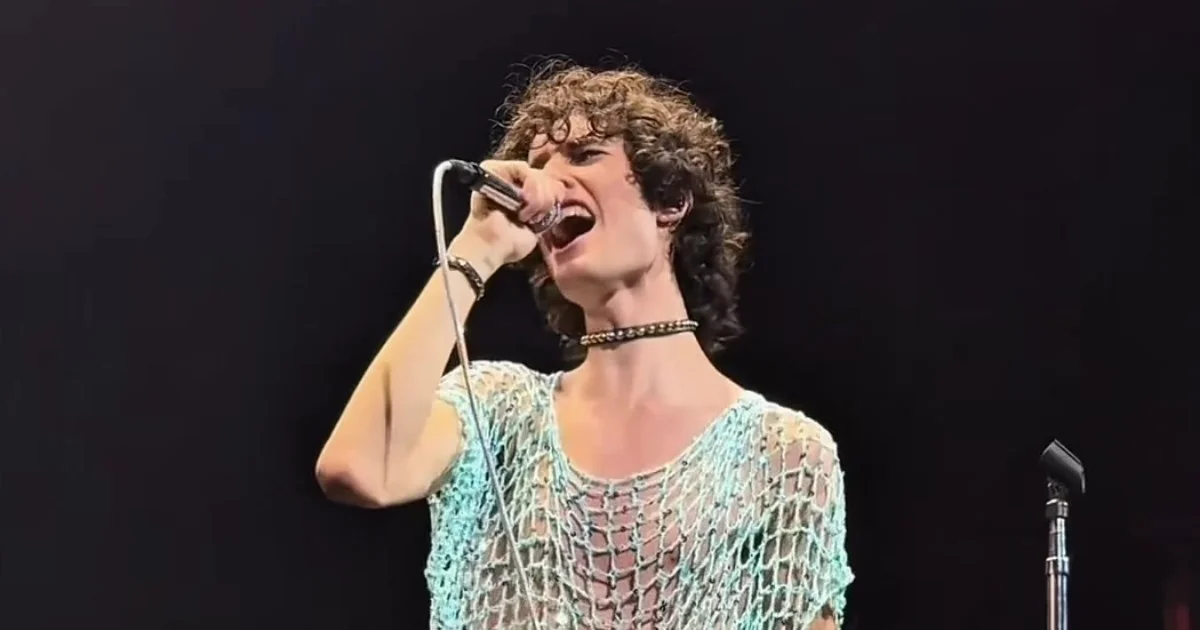Sombr surpreende fã ao vestir camisa de crochê entregue antes do show