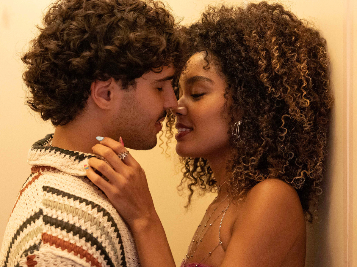 Suelen se afasta de Peixe e beija Maike no aniversário dele