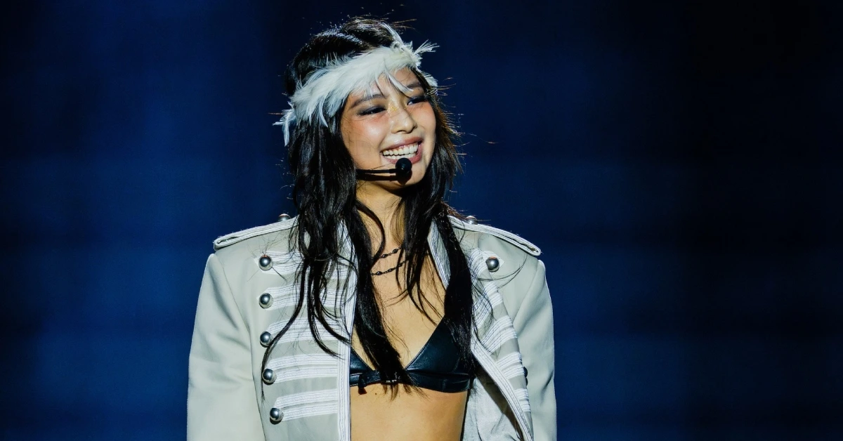 The Weeknd recebe Jennie no palco em show na Coreia do Sul