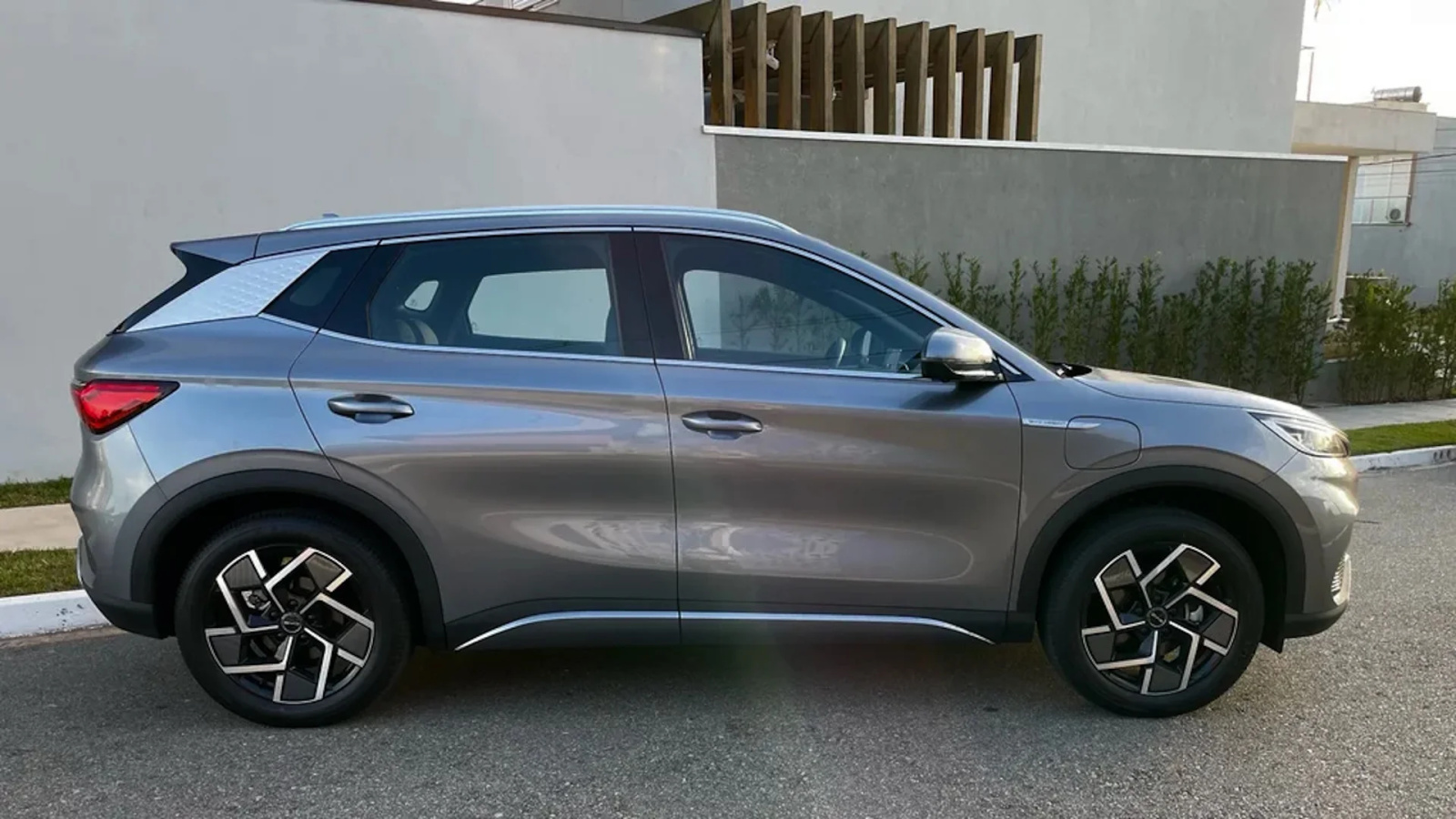 SUV elétrico usado da BYD quase empata preço com VW Tera 0km