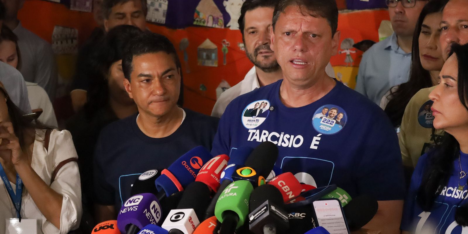 Tarcísio vence em SP com 62,8% e amplia base política