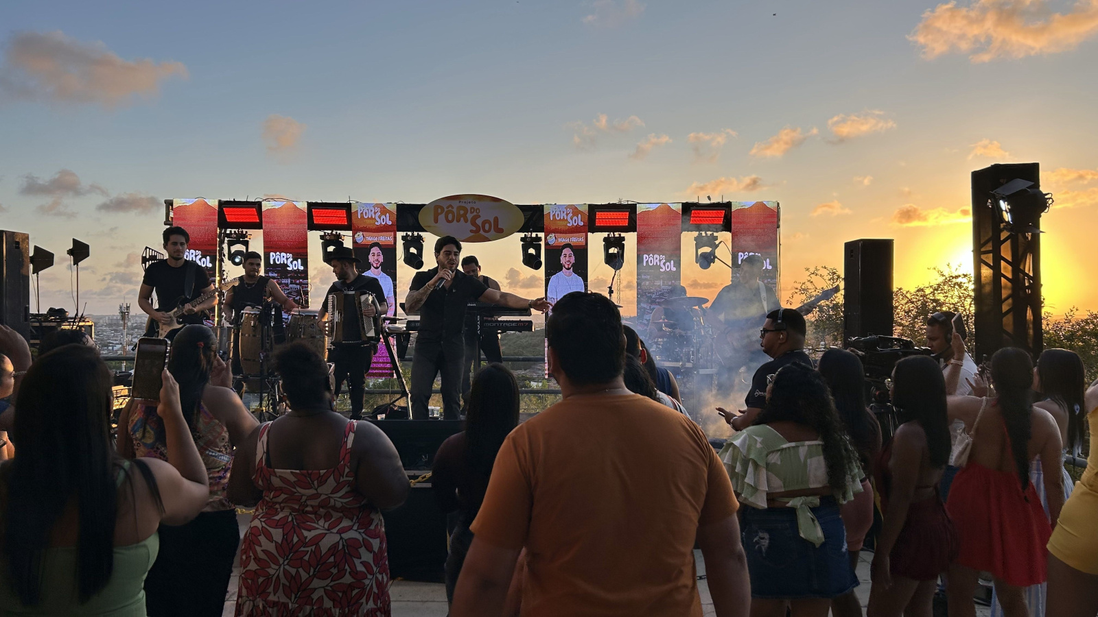 Thiago Freitas toca no Projeto Pôr do Sol da FM Sergipe com transmissão ao vivo