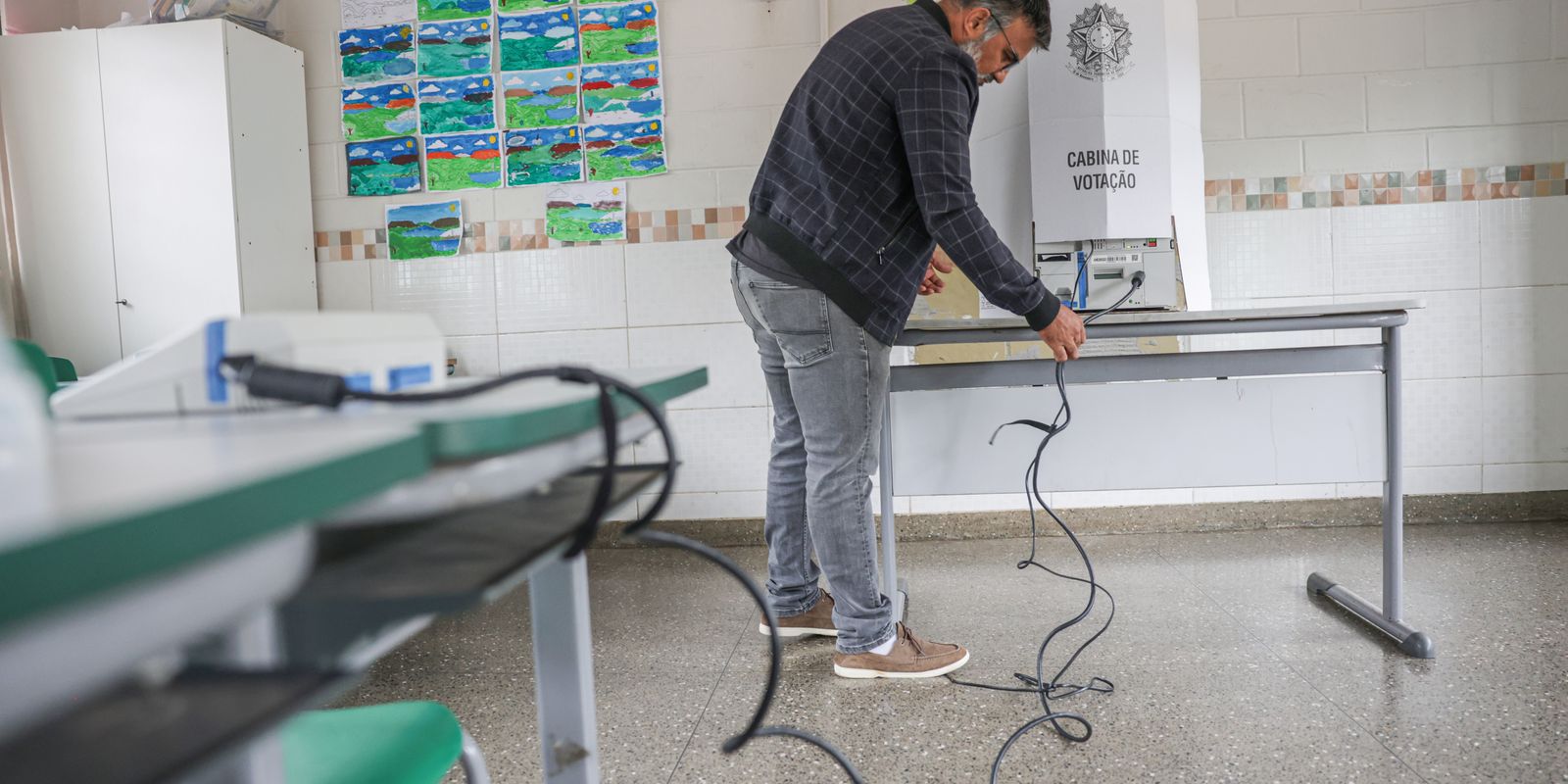 TRE-PR substitui 76 urnas; chuva e filas marcam votação em Curitiba
