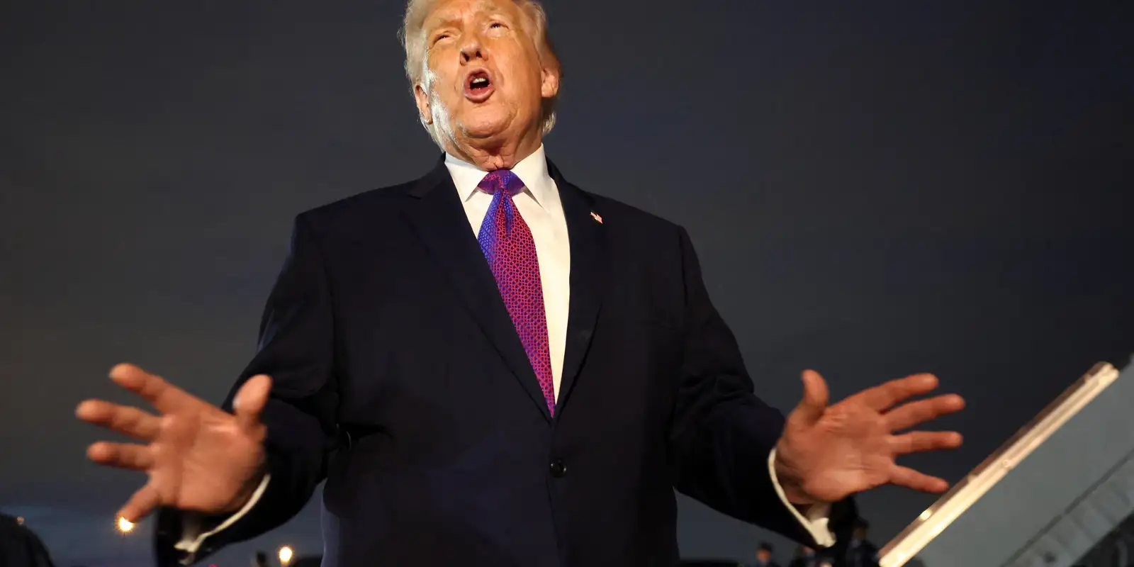 Trump afirma acompanhar de perto disputa presidencial no Brasil
