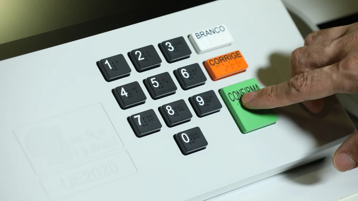 TSE manda Meta e X bloquear impulsionamentos; multa diária de R$500 mil