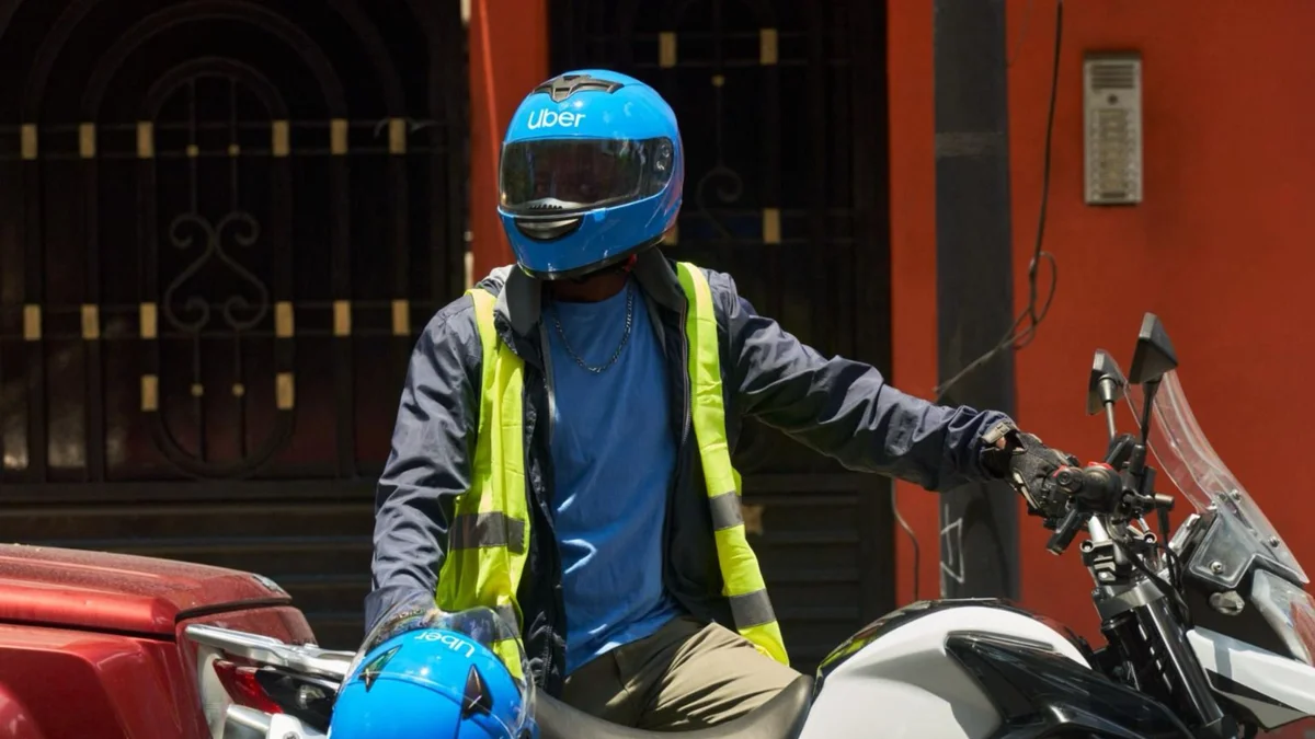 Uber lança tarifa fixa de R$4,98 em corridas de moto até 3 km