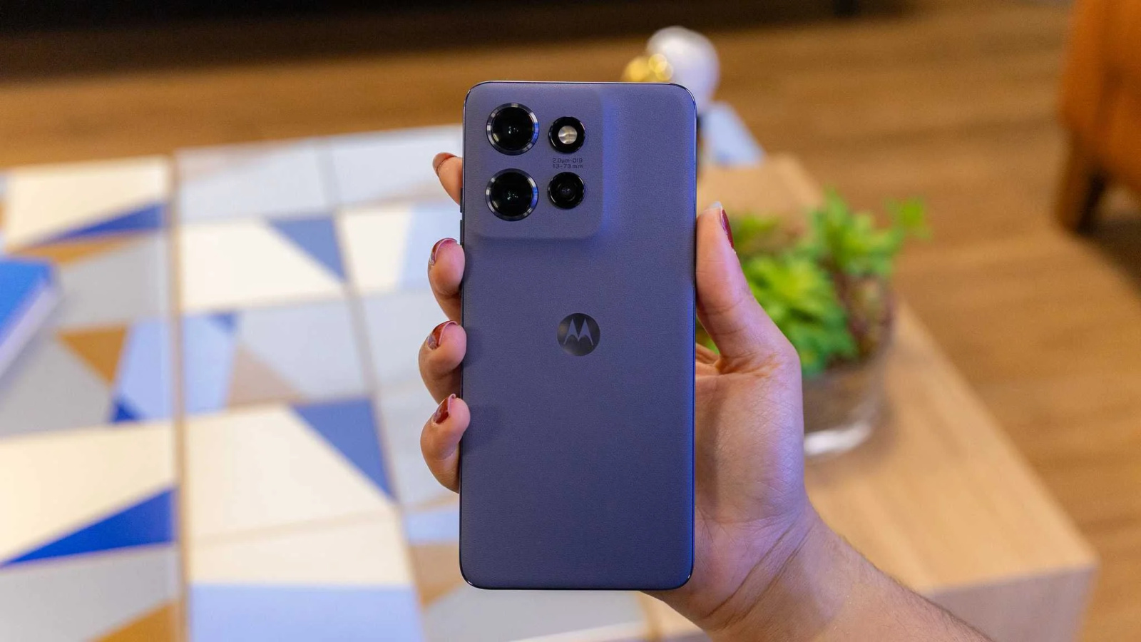 Vazamento revela Motorola Edge 70 Neo com bateria de 7.000 mAh e tela 144 Hz